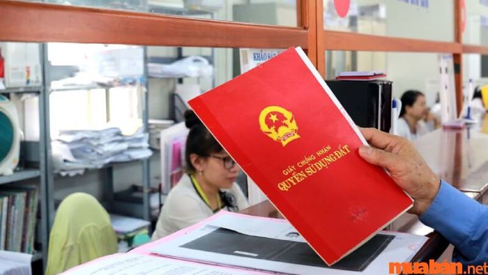 Nên mua nhà có sổ đỏ hay sổ hồng?