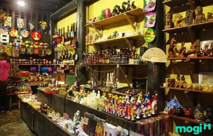 Quầy Lưu Niệm Tại Nhà Cổ Tấn Ký Dành Cho Du Khách