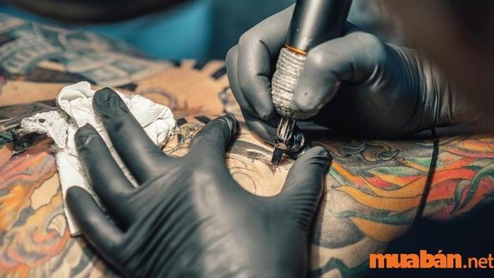 Giá xăm hình có thể dao động từ vài trăm nghìn đến hàng triệu đồng tùy vào từng yếu tố cụ thể.