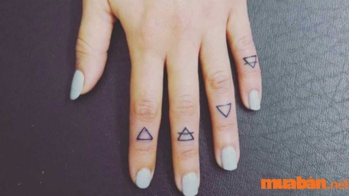Một điểm nhấn tuyệt vời cho đôi bàn tay của các cô gái yêu thích sự đơn giản nhưng sang trọng