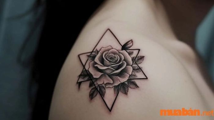 Tuy nhiên, bạn cũng có thể chọn xăm trắng đen nếu không thích sự nổi bật quá mức