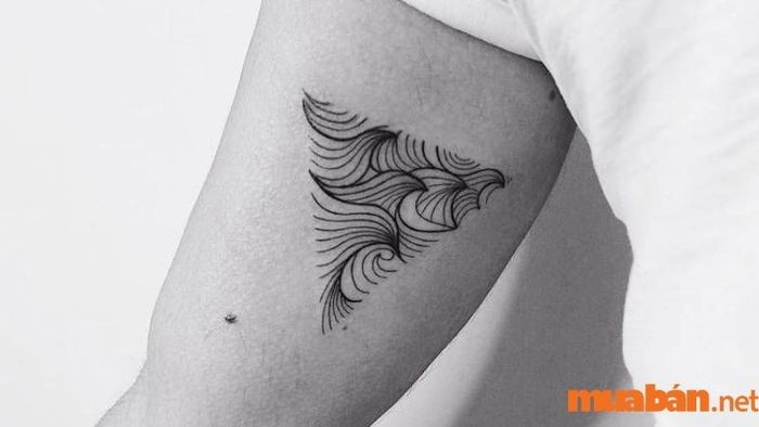 Hình xăm sóng nước tam giác với thiết kế tinh tế và đầy sức hút