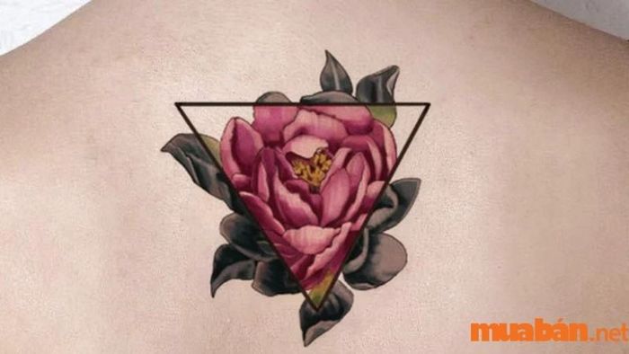 Một mẫu xăm hoa hồng tam giác dễ thương, đầy cuốn hút