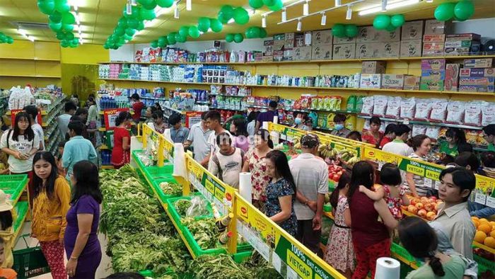 Khu vực có nhiều chợ và siêu thị cung cấp đầy đủ nhu yếu phẩm cho cư dân
