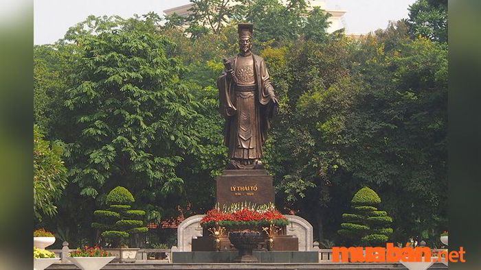 Tượng đài Vua Lý Thái Tổ Hà Nội