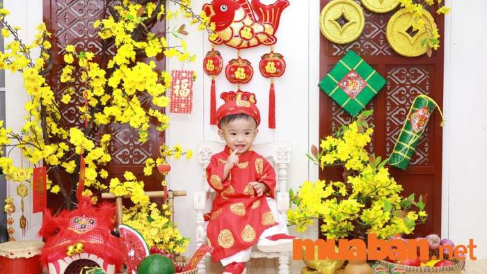 Bé vui chơi bên cành hoa mai vàng nở rộ