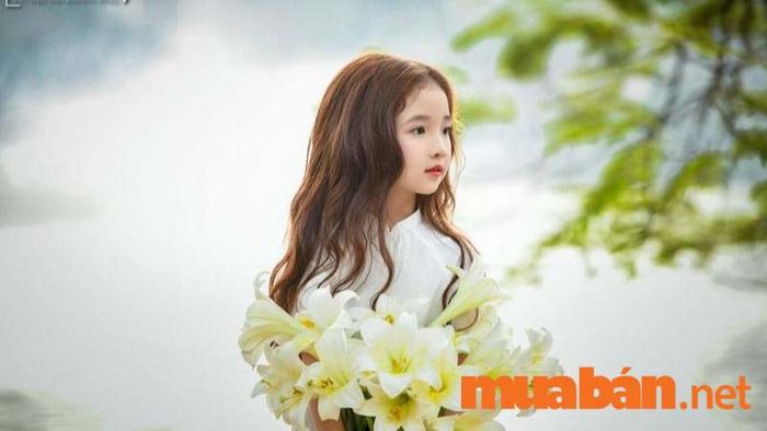 Hồ Gươm, với không khí lãng mạn và cảnh vật tuyệt vời, là lựa chọn lý tưởng để chụp ảnh Tết cho bé.