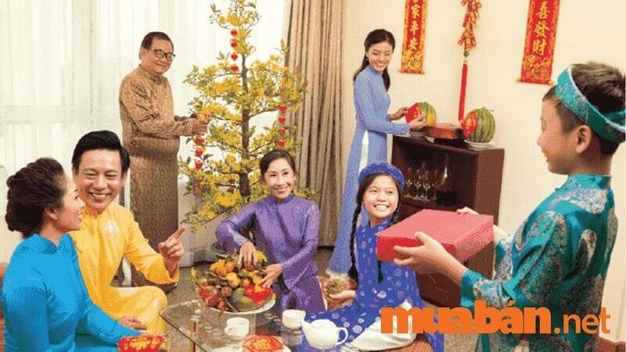 Chụp ảnh Tết cho bé là cơ hội tuyệt vời để gia đình thêm gắn kết, tạo ra những kỷ niệm đẹp bên nhau.