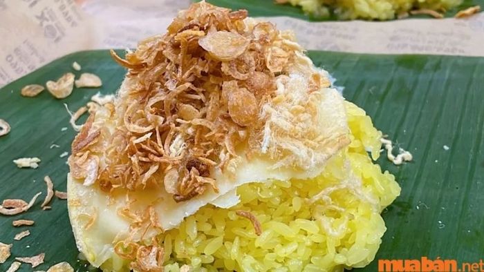 Xôi xéo được gói trong một lá sen to, mang lại vẻ đẹp thanh tao cho món ăn.