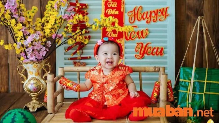 Chụp ảnh Tết cho bé gái bên mâm cỗ Tết ngọt ngào