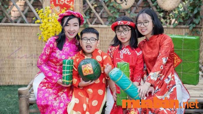 Đường Sách Hồ Chí Minh là một trong những địa điểm chụp ảnh Tết quen thuộc dành cho các bé, với không gian rực rỡ sắc xuân.