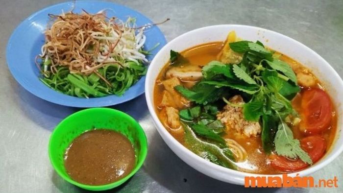 Quán ăn ngon quận 8 – Quán chay Dì Bảy Lộ Đỏ, nơi bạn có thể thưởng thức các món nước chay đậm đà và đầy đủ hương vị.