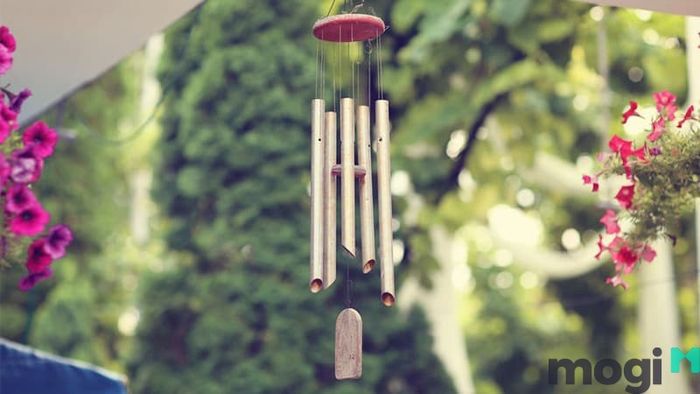 Để hóa giải hướng bếp xấu Tây Nam, bạn nên treo chuông gió tại cửa bếp để cân bằng năng lượng và khắc phục những ảnh hưởng xấu từ hướng này.