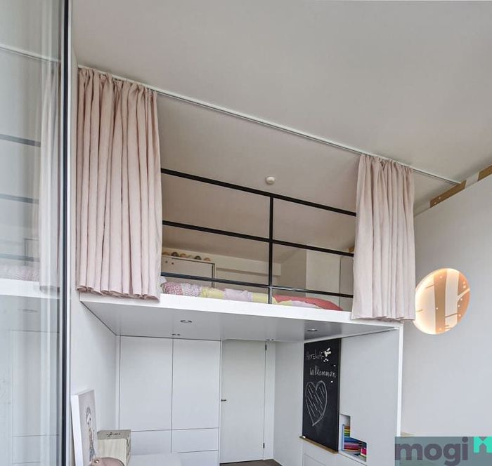 Rèm cửa giúp tạo sự phân cách giữa gác lửng và các khu vực khác trong phòng.