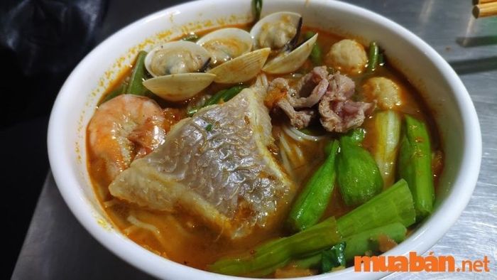 Quán ăn ngon quận 8 - Bún Thái hải sản Cô Thúy, điểm đến lý tưởng cho những ai yêu thích món bún Thái với hải sản tươi ngon và nước dùng đậm đà.