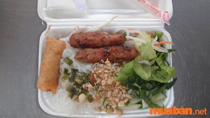 Quán ăn ngon quận 8 - Bún thịt nướng Bà Lách, một địa chỉ yêu thích của các tín đồ bún thịt nướng với món chả giò thơm ngon, giòn rụm.