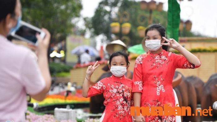 Đường hoa Nguyễn Huệ trở thành điểm đến quen thuộc mỗi dịp Tết với sự trang trí tuyệt đẹp, làm nổi bật không khí mùa xuân.