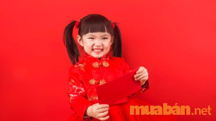 Bé gái rạng rỡ tạo dáng chúc xuân tươi tắn, ngập tràn sức sống