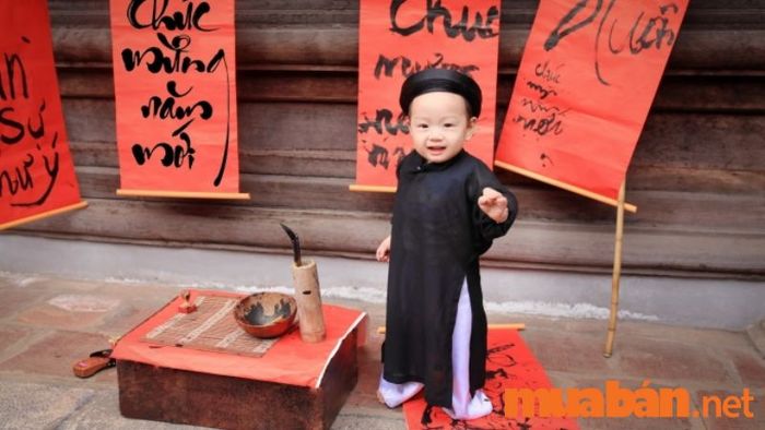 Chụp ảnh Tết cho bé tại phố Ông Đồ sẽ mang đến những bức hình đầy ắp không khí xuân với những ông đồ tài hoa.