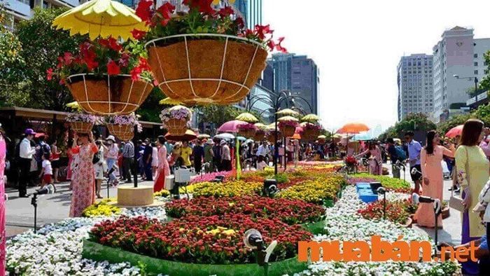 Đường hoa Nguyễn Huệ luôn được trang trí đẹp mắt, rực rỡ vào mỗi dịp Tết, là điểm đến không thể bỏ qua.