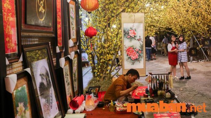 Phố Ông Đồ luôn sôi động và đầy màu sắc vào mỗi dịp Tết, là nơi gặp gỡ của những ông đồ và người dân chúc Tết.