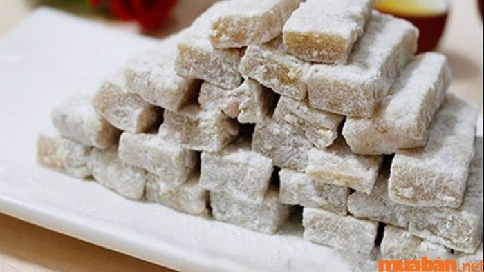 Thưởng thức bánh chè lam đúng điệu, đừng quên nhấp một ngụm trà để thêm phần trọn vẹn hương vị.