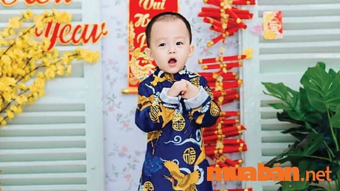 Tạo dáng phong cách chúc xuân cho bé trai