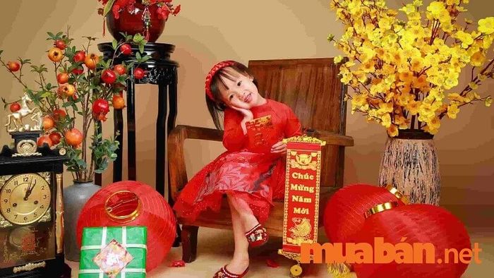 Bé gái tạo dáng duyên dáng bên cành hoa mai nở rộ