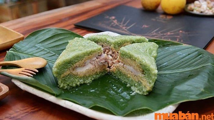Bánh chưng Tranh Khúc nổi bật với lớp thịt ba chỉ tươi ngon, hòa quyện với gạo nếp dẻo thơm, tạo nên một món ăn đặc trưng không thể thiếu trong các dịp lễ.