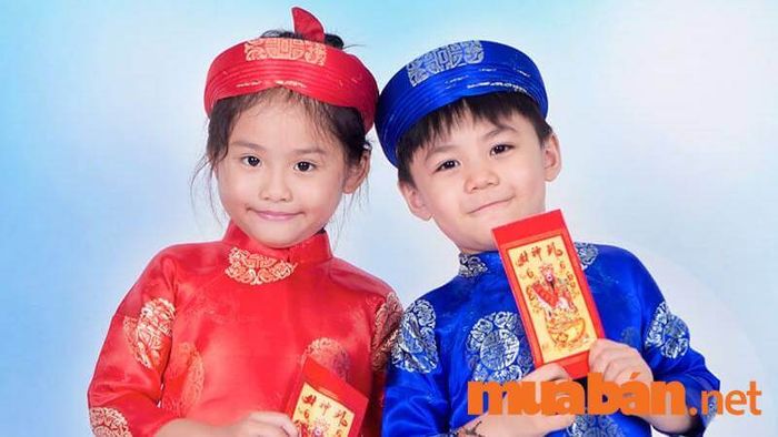 Tạo dáng vui tươi nhận lì xì cho bé