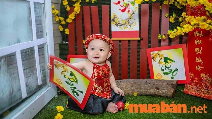 Bé gái tạo dáng bên câu đối đỏ chúc Tết