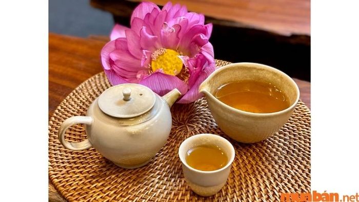 Trà sen Hà Nội không chỉ là một món thức uống mà còn là món quà tuyệt vời để biếu tặng, mang đậm giá trị văn hóa thủ đô.