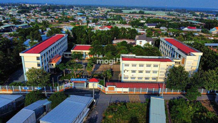 Khu vực xung quanh có rất nhiều trường học