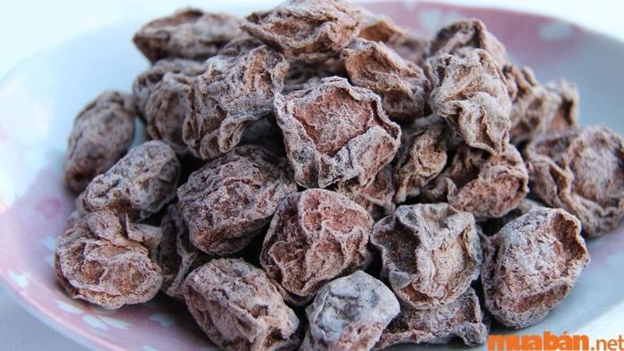 Ô mai không chỉ dễ bảo quản nhờ cách sấy khô mà còn có giá hợp lý, là món quà lý tưởng được nhiều du khách lựa chọn mang về làm quà tặng.