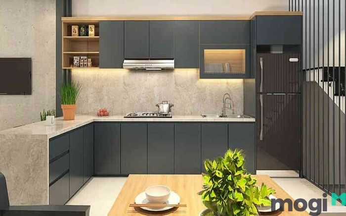 Để giữ vượng khí trong nhà, gia chủ không nên đặt bếp đối diện với cửa chính, đặc biệt là với những ngôi nhà hướng Đông Bắc. Vị trí này dễ gây thất thoát tài lộc và năng lượng tích cực.