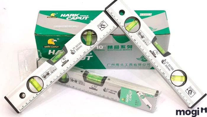 Dùng công cụ để đảm bảo độ cân bằng bề mặt gạch