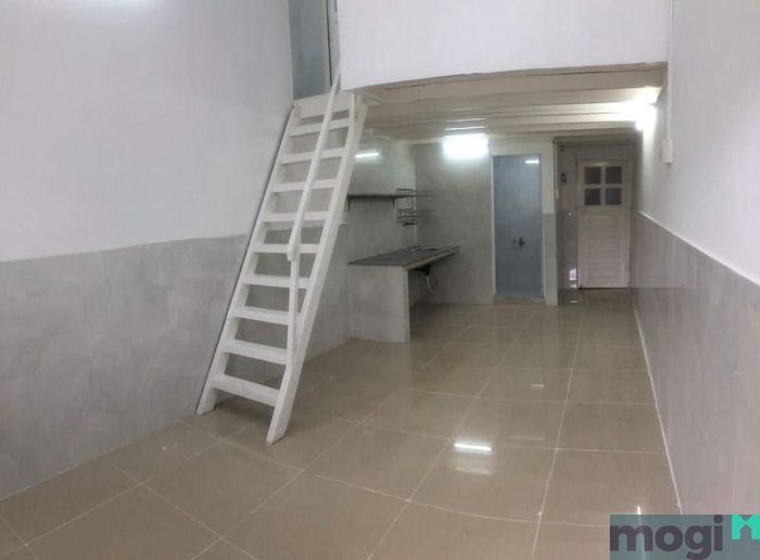 Khu vực gác lửng dễ bị ảnh hưởng bởi nắng nóng hoặc ẩm mốc, đặc biệt trong những ngày mưa.