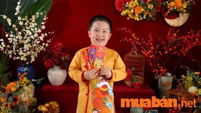 Tạo dáng nhận lì xì cho bé trai thật đáng yêu