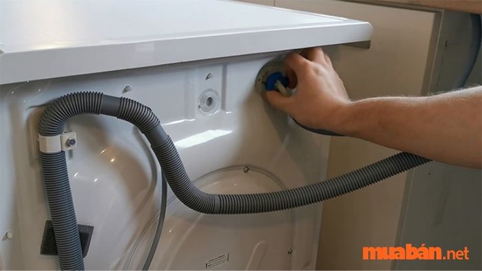 Việc nguồn nước cấp vào máy giặt bị ngắt hoặc hết là một trong những nguyên nhân chủ yếu gây ra lỗi E5 trên máy giặt Toshiba.