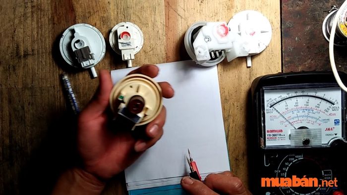 Cảm biến mực nước hỏng là nguyên nhân gây ra lỗi E5 trên máy giặt Toshiba.