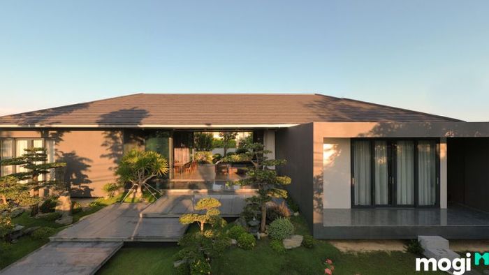 Mẫu thiết kế biệt thự sân vườn mái Nhật, mang đến vẻ đẹp nhẹ nhàng và thanh thoát cho không gian sống.