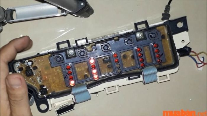 Kiểm tra tín hiệu từ phao áp suất đến bo mạch của máy giặt Toshiba