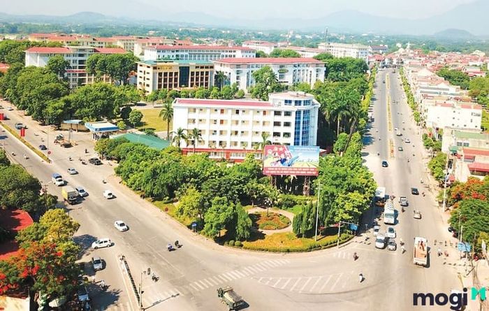 Thị xã Sơn Tây tọa lạc ở phía tây bắc của thủ đô Hà Nội