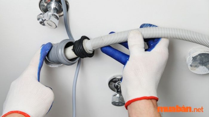 Ống cấp nước bị hỏng hoặc tắc nghẽn là nguyên nhân phổ biến gây lỗi E5 trên máy giặt Toshiba.
