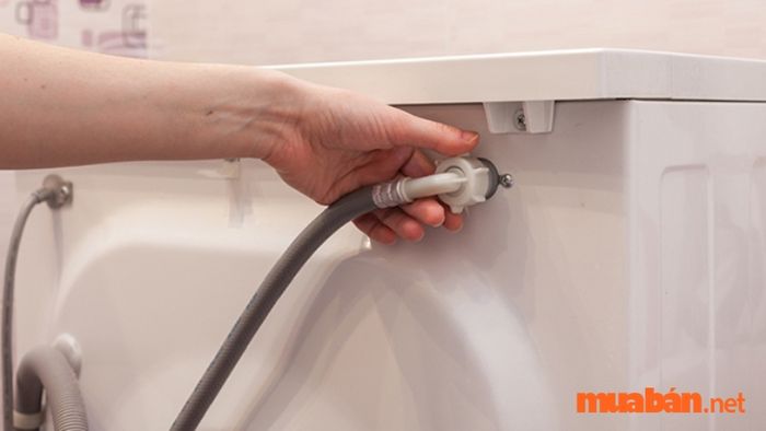 Lưới lọc của van cấp nước bị tắc nghẽn do bụi bẩn có thể gây ra lỗi E5.