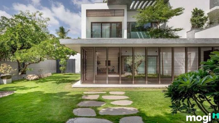 Biệt thự sân vườn mái bằng, mang đến không gian sống hiện đại và gần gũi với thiên nhiên.