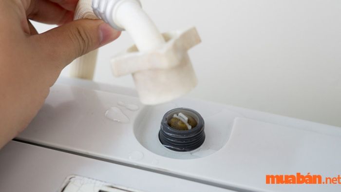 Kiểm tra vòi cấp nước vào máy giặt