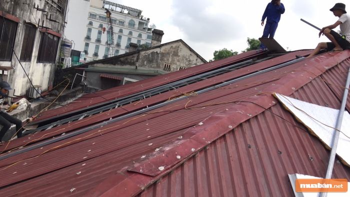 Tôn có cấu trúc đặc biệt với nhiều lớp mang lại độ bền và khả năng chống lại các yếu tố tác động từ môi trường.