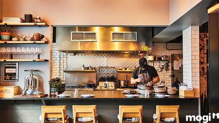 show kitchen là mô hình bếp mở đem lại trải nghiệm thú vị cho khách hàng khi họ có thể quan sát trực tiếp quá trình chế biến món ăn