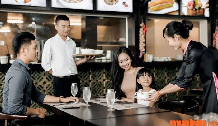 Công việc phục vụ tại nhà hàng là một lựa chọn phổ biến đối với nhiều sinh viên tìm việc làm thời vụ trong mùa Tết.